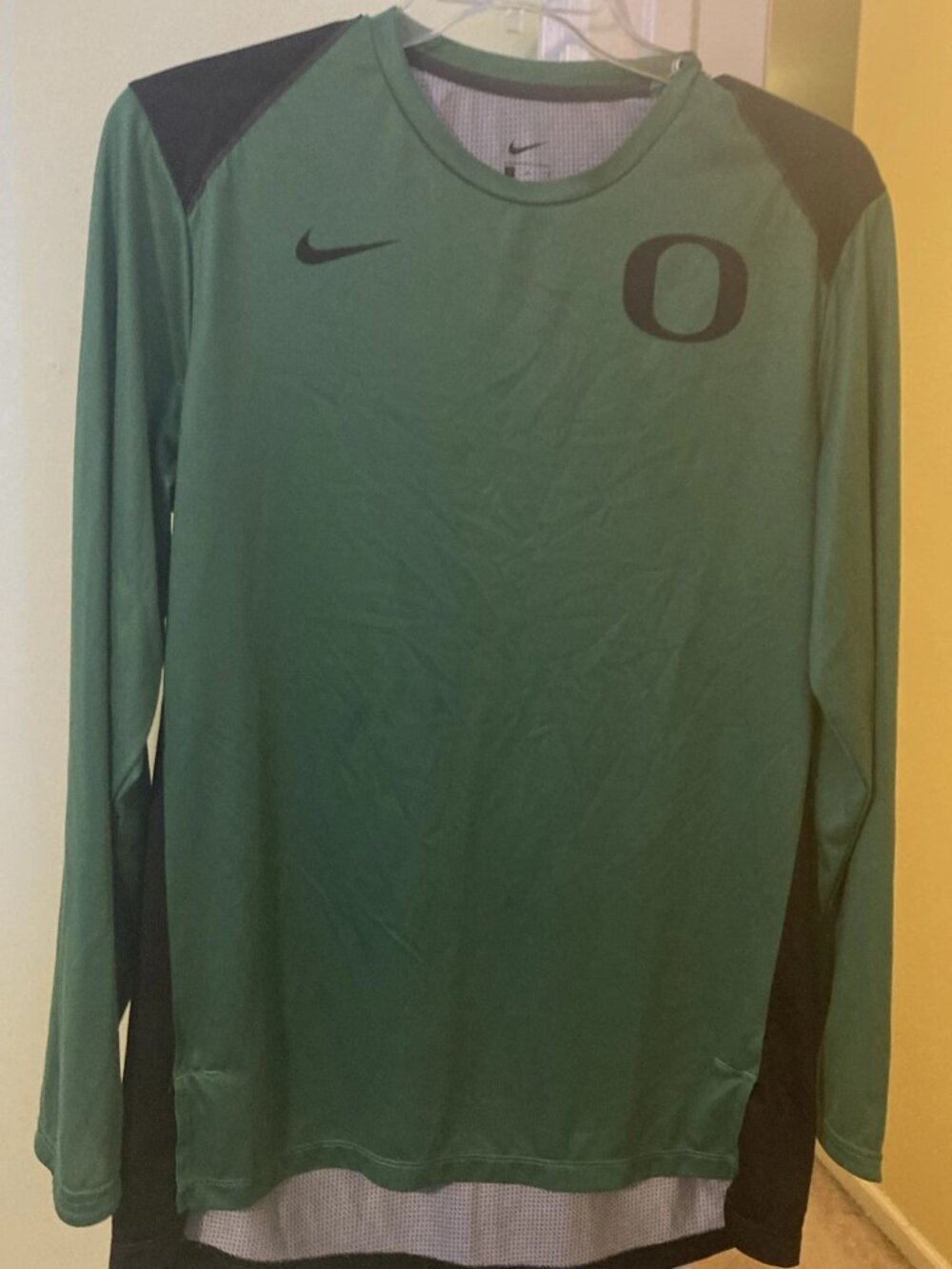 Men’s Large Nike Green/Black Oregon Ducks Long Sleeve Shirt
